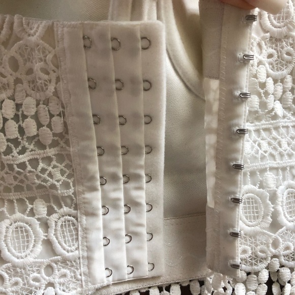 White crop top with lace detail - Picture 6 of 8